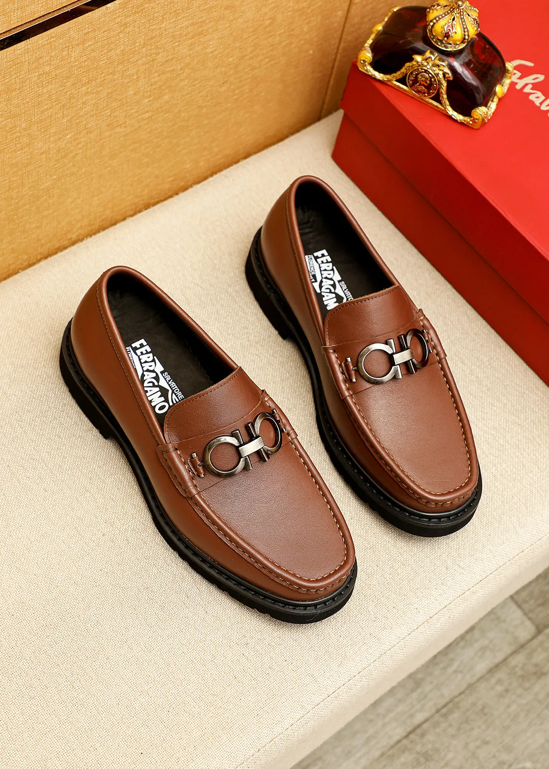 Men's shoes 💰520 💐 Product trademark: Ferragamo "Ferragamo" casual leather shoes Regular size: 38-44 (45.46🉑️customized) Product materials: Selected imported first-layer calfskin upper + original hardware buckle, imported water-dyed cow leather lining. Strong three-dimensional visual effect, original outsole color: 2 colors available